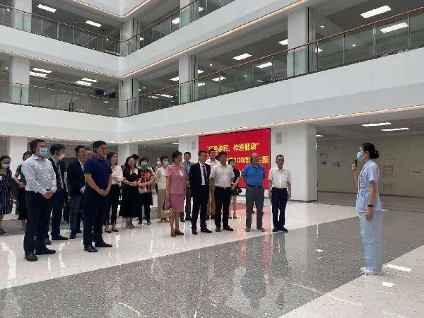 醫(yī)者仁心“慶百年”，服務(wù)為榮“新十年” | 上藥控股助力“銀蛇獎”獲得者赴福州開展義診